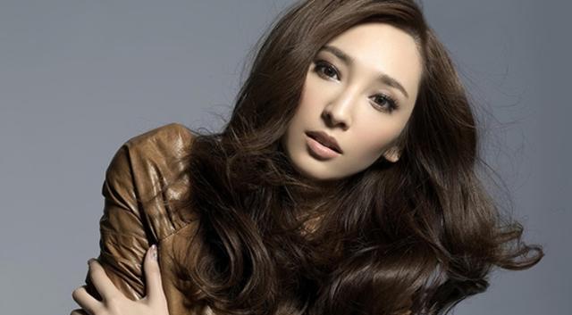 参观吴佩慈住的豪宅,客厅沙发都带雕花的,生活过得像贵妃