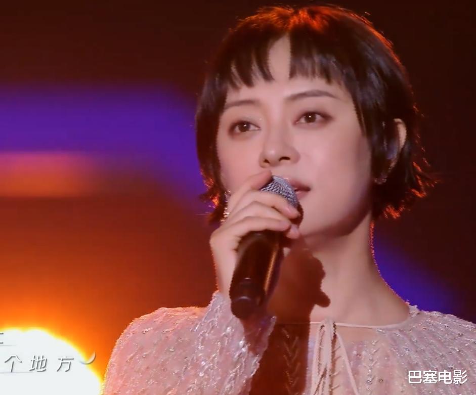 关晓彤|818晚会：孙俪造型没眼看，蔡徐坤把人甜到，关晓彤咋这么美了