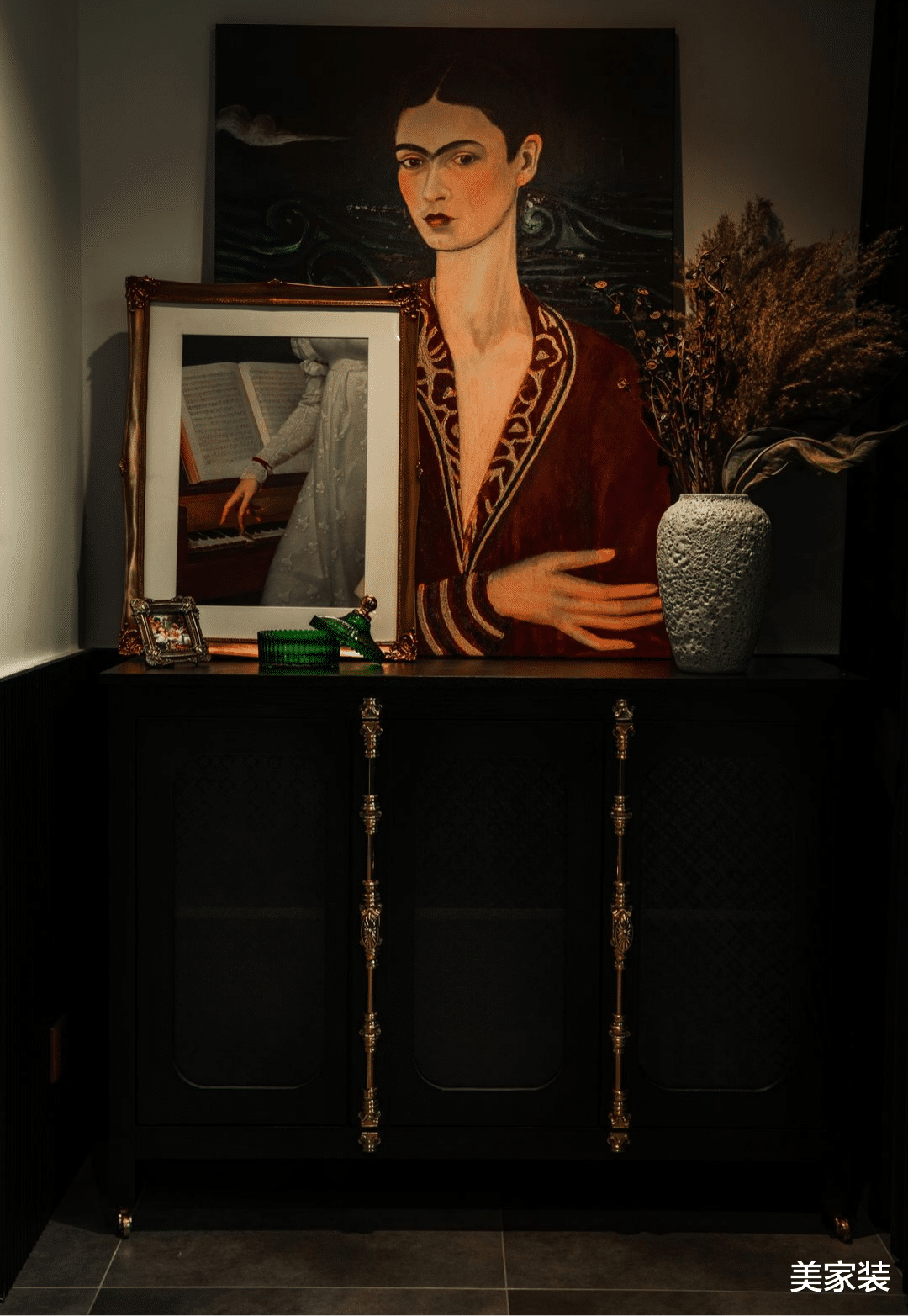 装修到一半的家,在硬装基础上添加软装,达到现代和古风的结合