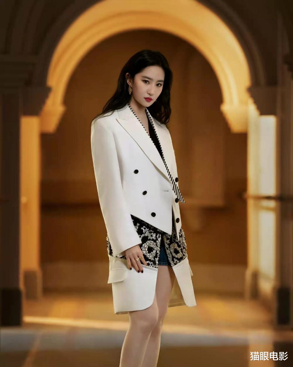 |34岁刘亦菲颜值也太能打了，烈焰红唇秀发撩人，网友：不愧是天仙