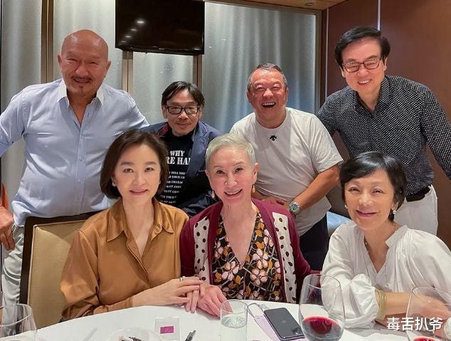 白敬亭|68岁林青霞分享生活照!穿白T恤气质优雅,亲自下厨煮面接地气