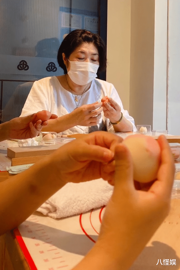 张子萱|张子萱陪婆婆一起做甜点,关系好融洽,安安躺奶奶身上撒娇超可爱