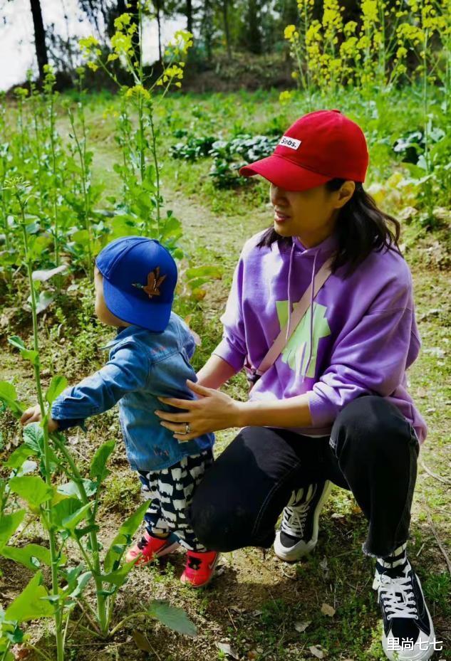 朱丹|朱丹带儿女摘野菜，黝黑皮肤一看就经常下地，发福不少手肿得明显