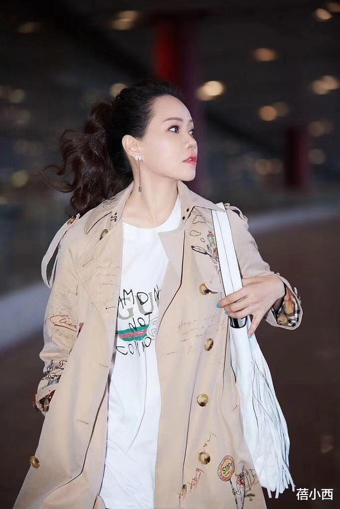 穿衣搭配 “伊能静”真懂减龄搭配，穿风衣扎高马尾，宛如20多岁的小姑娘