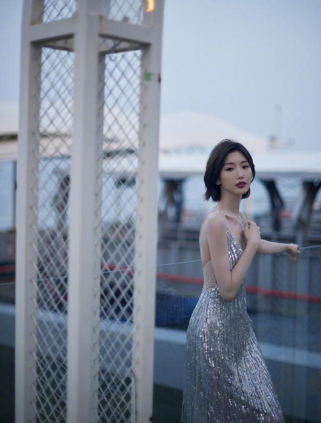 毛晓彤|毛晓彤身穿银色礼裙大秀美背！肤白貌美身材曼妙性感撩人