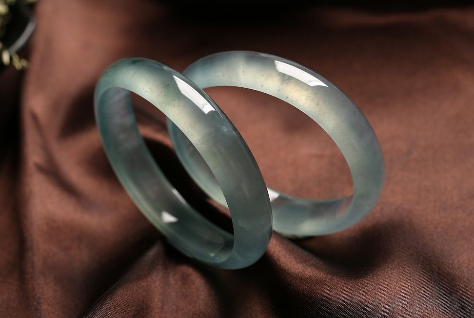 翡翠手镯|翡翠手镯在什么价格最合适？详细解答，教你学会购买手镯