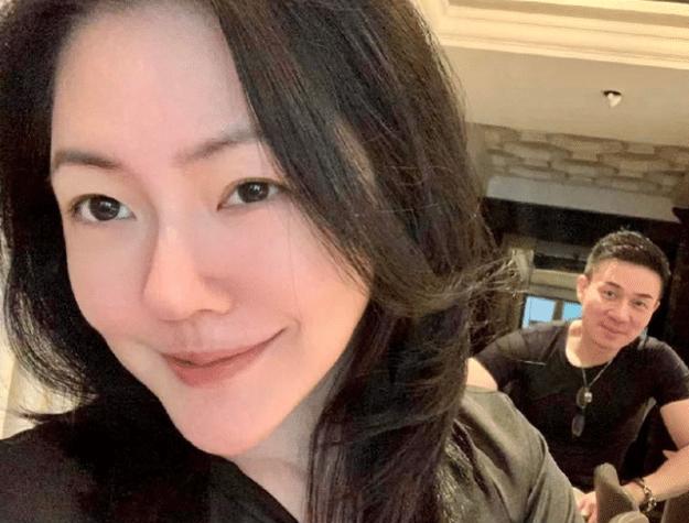 小S|小S的二女儿深夜晒出近照，打扮清纯可人，大眼睛灵动可人