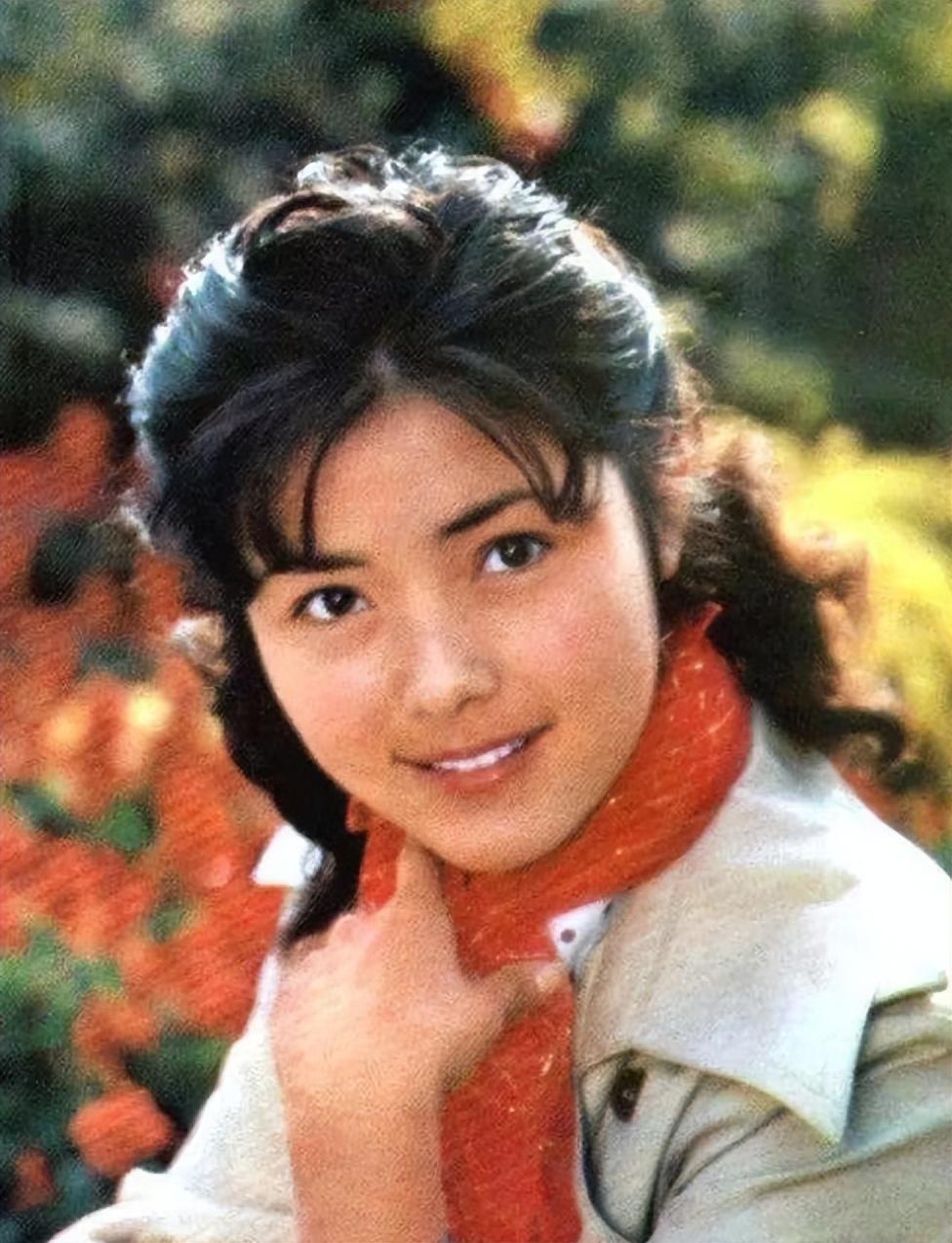 姜黎黎|67岁姜黎黎罕晒国外近况,满头乌发状态佳,游山玩水生活惬意