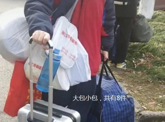 大学生|远看逃难的，近看要饭的，大学生放假全身挂满行李：八袋长老？