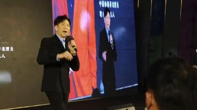 温兆伦|58岁港圈不老男神争议大！三度结婚娶小20岁内地娇妻