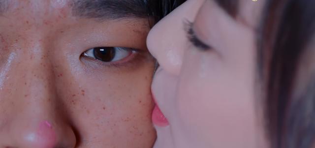 柳岩|柳岩新戏又变美了，剧中主动献吻胖男配，男方发福身材引争议