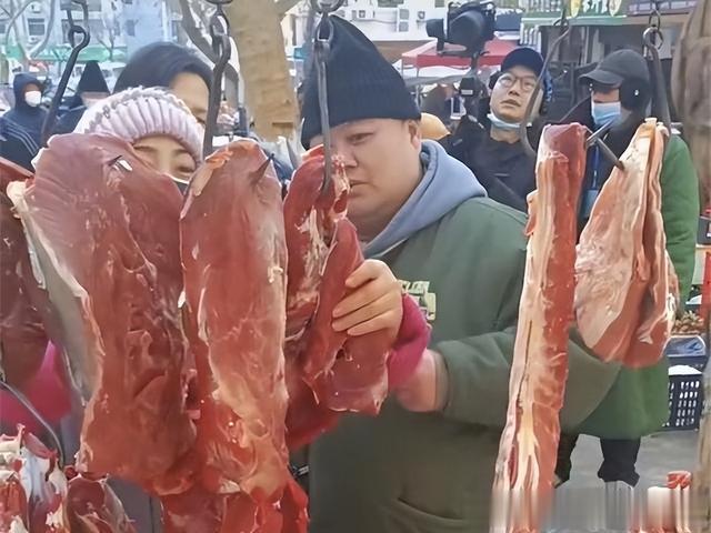 孙越|德云社岳云鹏做客孙越综艺,在路边与围观粉丝互动,岳哥真接地气