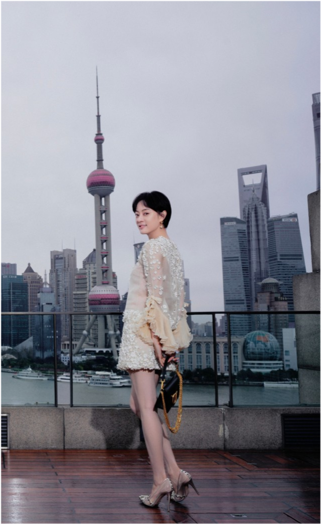 孙俪|孙俪首登看秀太有排面！穿花朵裙甜美又减龄，可惜淡妆却显得老气