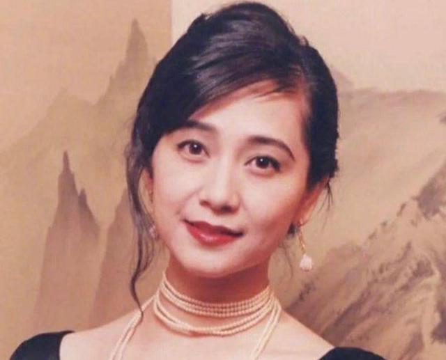 傅娟|为生儿子怀孕7次流产4次，原谅丈夫出轨，欧阳娜娜的妈妈有多狠？