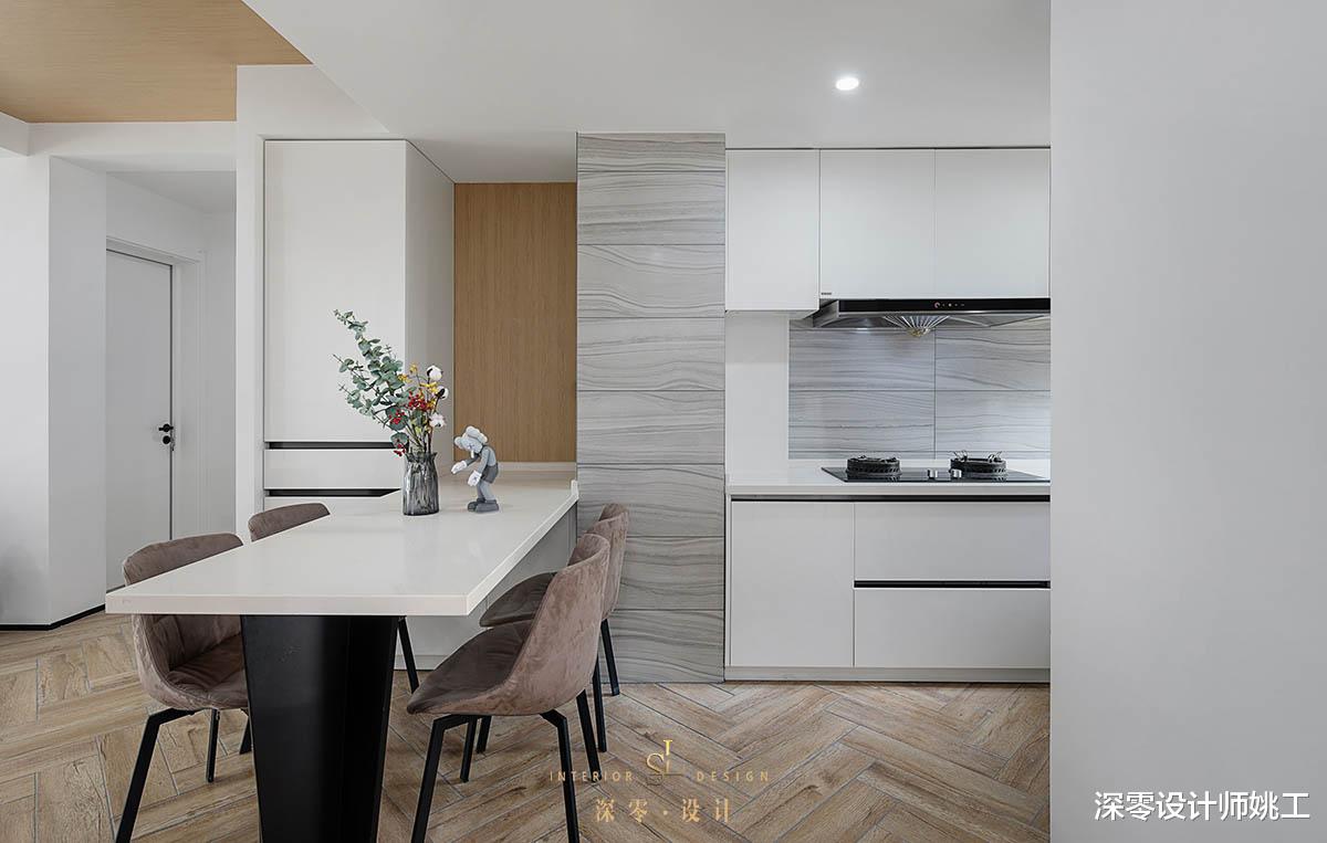 140㎡客餐厨一体,阳台和客厅打通,整个室内采光优秀的不是一点点