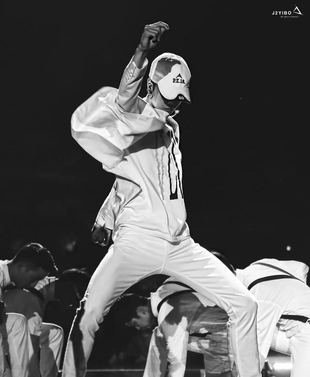 王一博|乐华员工花式连线，网友期盼连线王一博，粉丝：不如期待乐乐岩岩