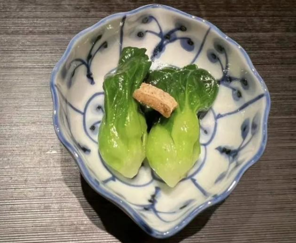 苹果|上海一中餐店出圈了，网友：它明明可以直接抢你钱，但还是给你上了盘菜