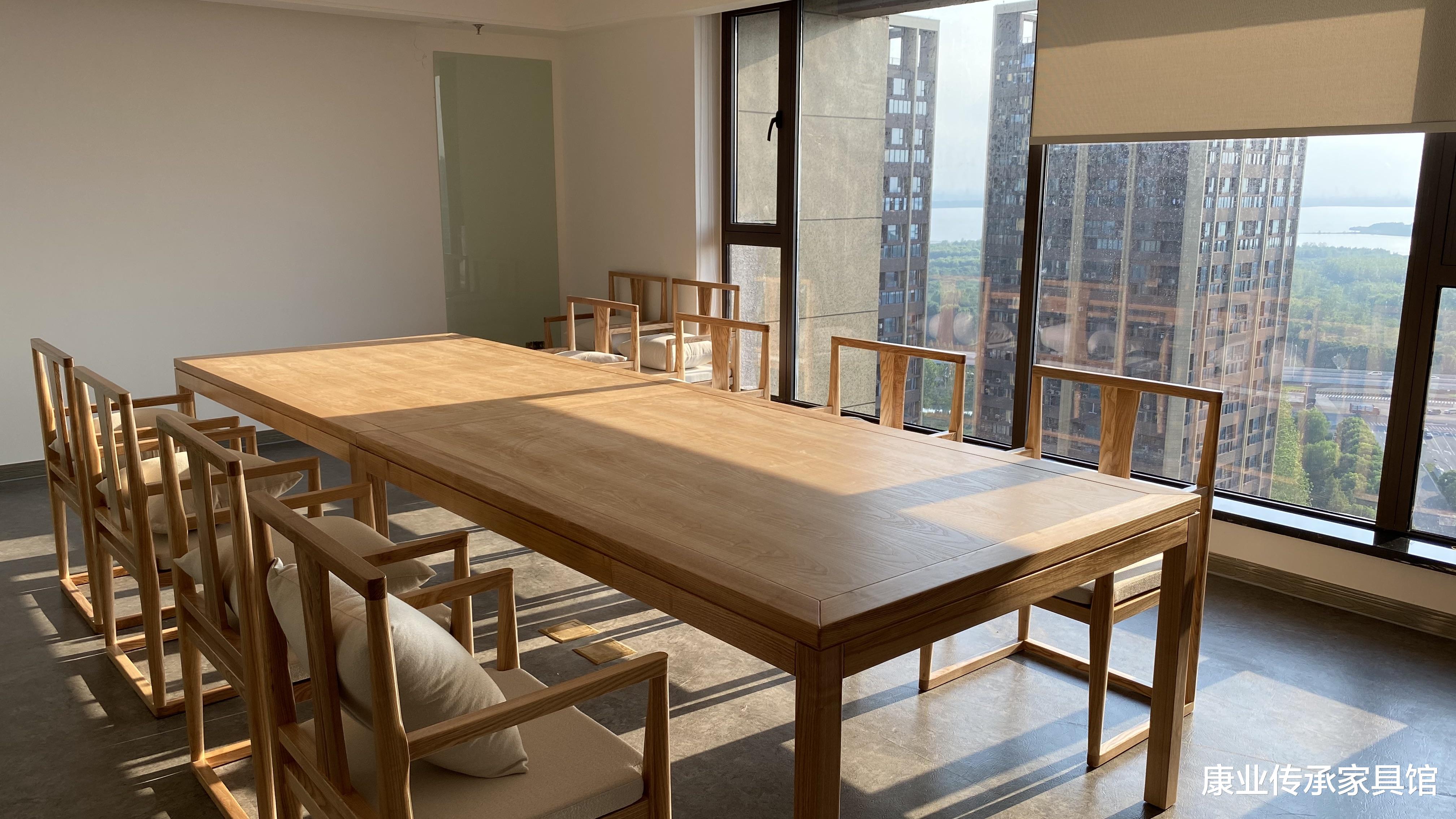 当新中式遇上原木色,诠释了简单利落的时尚风情