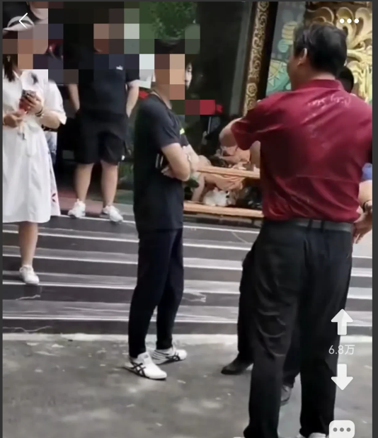 武汉|近日，云南西双版纳，一男子疑似在在云南旅游时遭遇强制购物