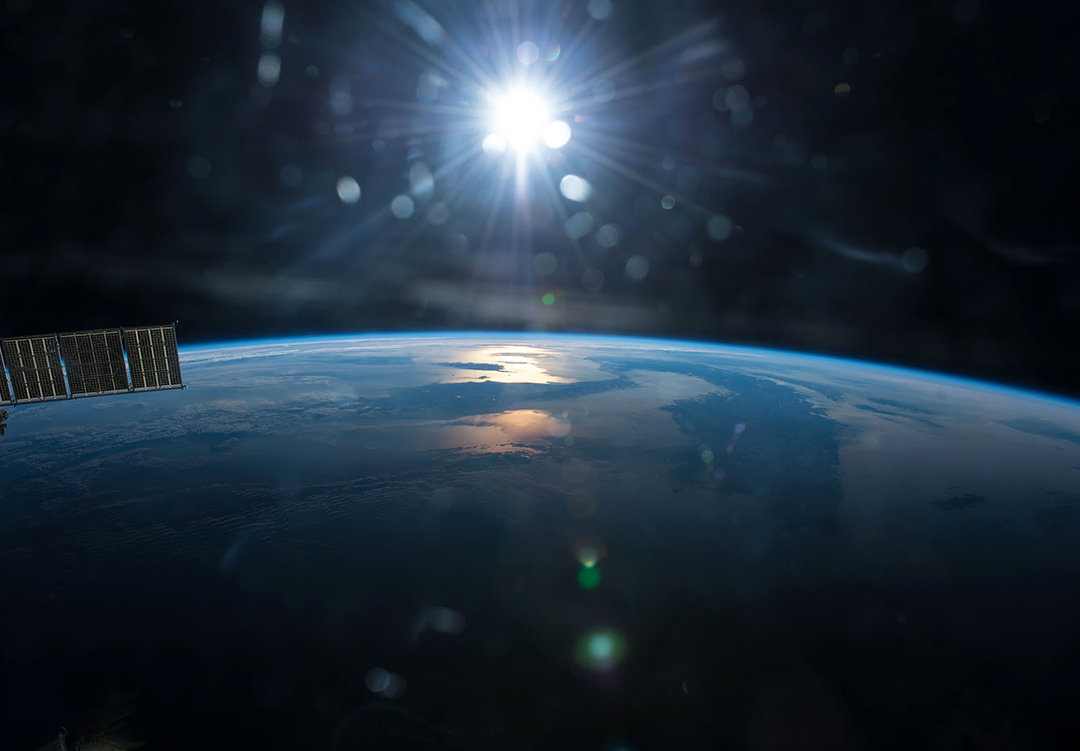 手电筒向夜空照射出光子,什么时候会到宇宙尽头?