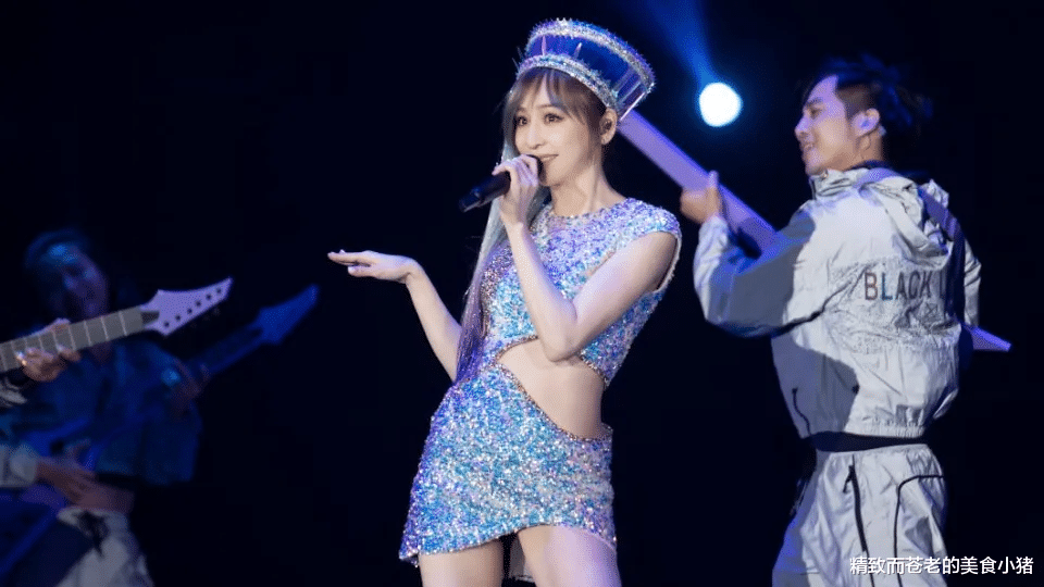 王心凌|王心凌唱到一半「他突然掏戒指求婚」单膝跪地 粉丝全嗨了