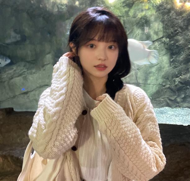 张楚寒|张楚寒太可爱了，扎麻花辫、穿麻花毛衣，就像一只乖巧的小兔子