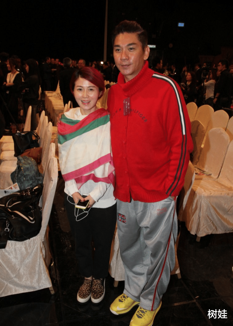 黄子扬|55岁黄子扬三婚五周年，与小20岁嫩妻办派对庆祝，夫妻已定居内地