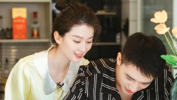 许魏洲|许魏洲与老婆首次合体,张圣樱身材高挑气质非凡,网友:脸太长