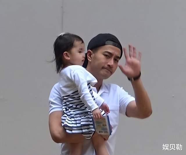 Angelababy|杨颖一个月2次被曝光陪伴小海绵，标准的好妈妈，网友：比杨幂强！