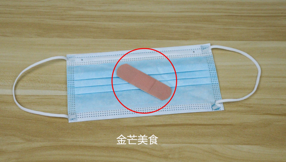 把创可贴撕一撕,粘在口罩上,很少人知道,解决戴口罩一大难题