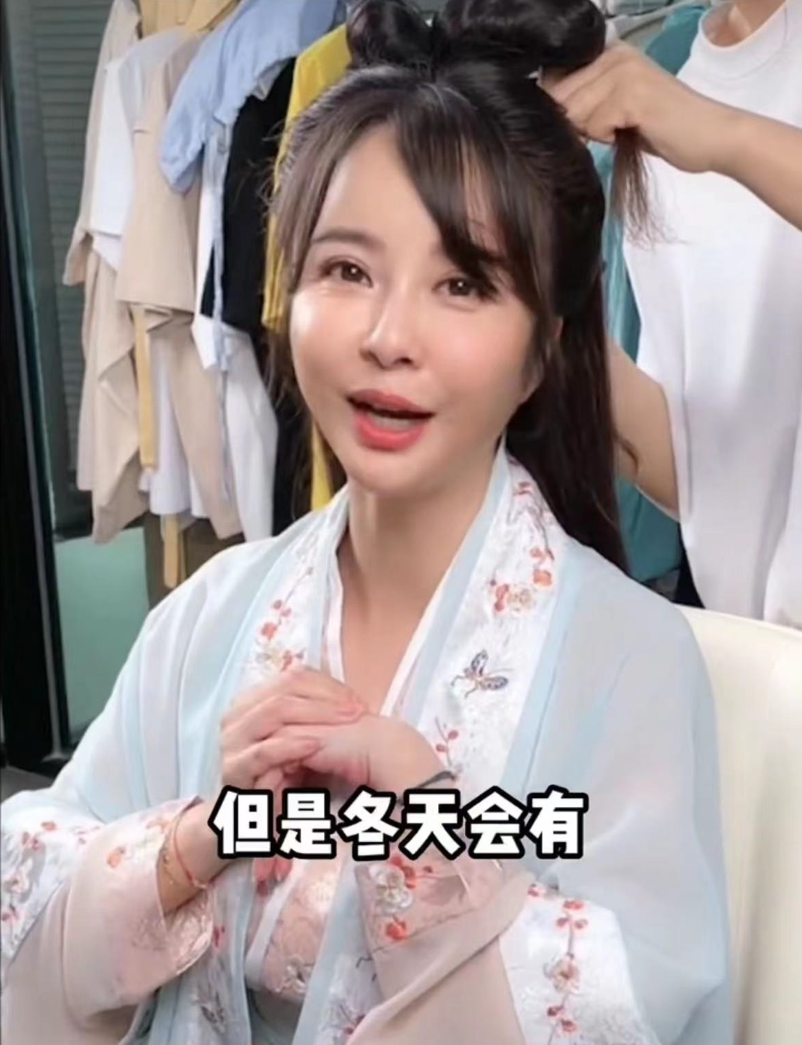 杨若兮|杨若兮回归家庭后罕露面，穿古装用百元水杯，当全职妈妈模样大变