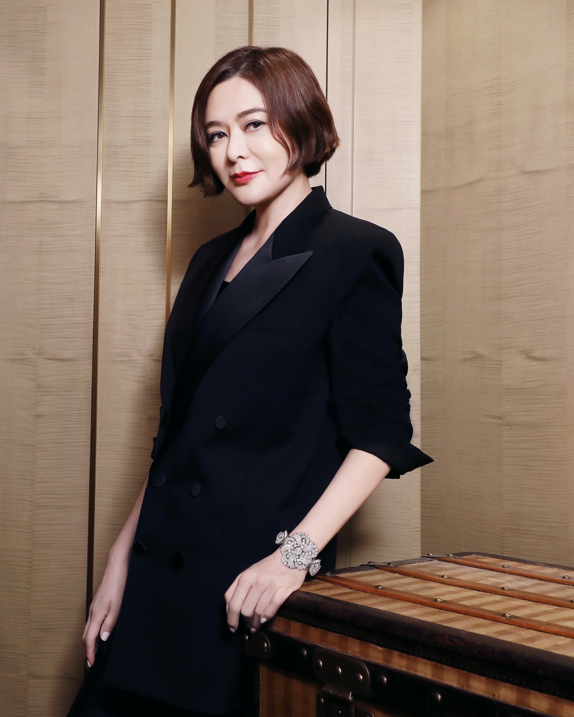 关之琳|关之琳拍卖藏品赚3亿多，为卖好价佩戴展示，计划部分收益做慈善