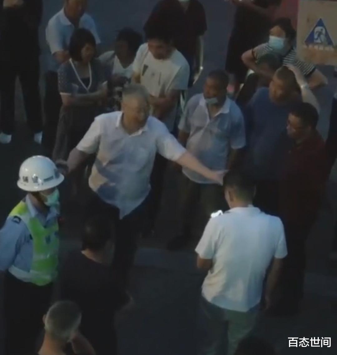 上海大爷和准女婿行苟且之事后阻止双方谈恋爱,当街争吵语出惊人