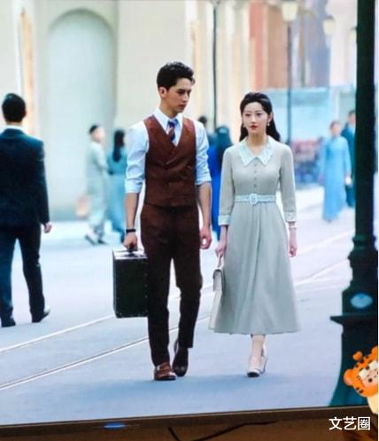 景甜|景甜新剧造型惊艳，小腿形状怪异，疑似扛不住冷天气在裙里穿秋裤