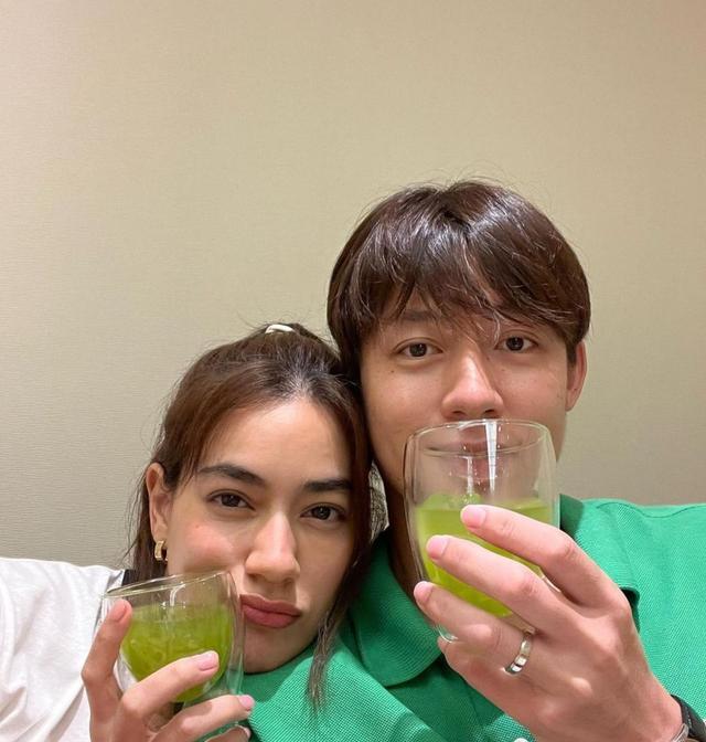 kimberly|Mark说漏嘴:快要到重要的日子了,Kimberly每天都在看礼服