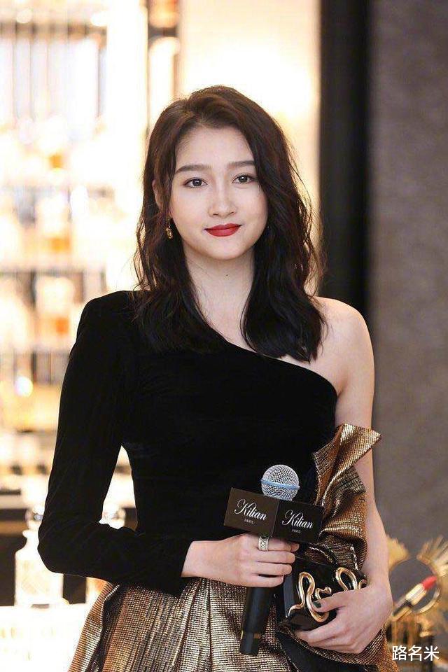 林更新|都说关晓彤“壮”？看到路人拍的无修图，我再也不信了