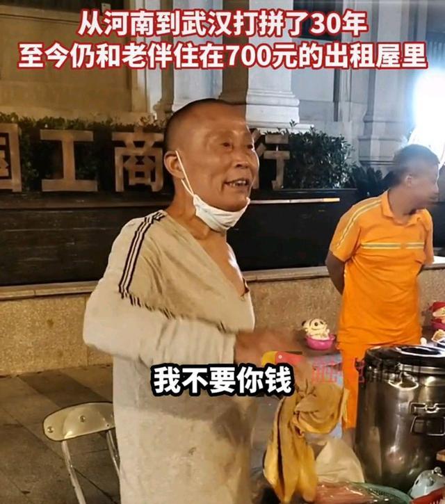 案例:67岁老人卖糖水被网暴,一度成为热搜,网友再次强调可怜人