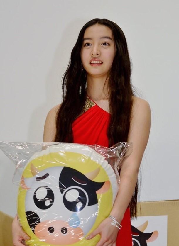 王菊|19岁木村光希一袭鲜红开叉礼服亮相，露肩设计秀天鹅颈，泪洒现场