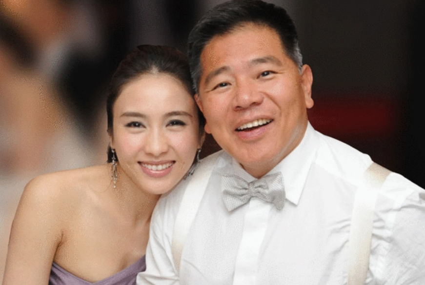 黎姿|黎姿与老公亲密合影！依偎对方怀中满脸笑容，男方头发斑白显老态