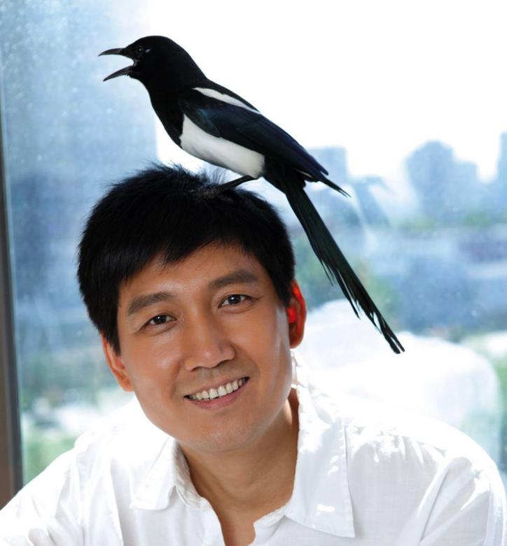 李崇霄|李崇霄:从主持人转行做演员,与德国妻子恩爱23年,51岁去世