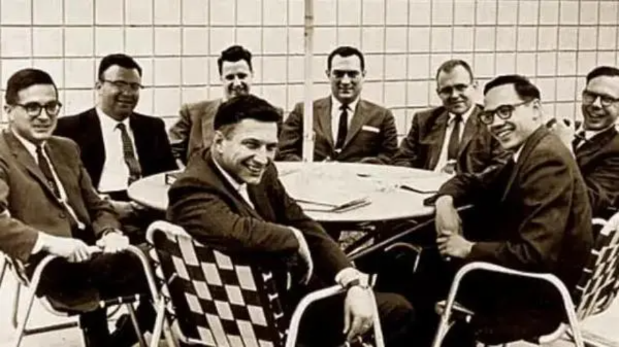 英特尔|美国最强芯片巨头衰落:“我们是咎由自取!”