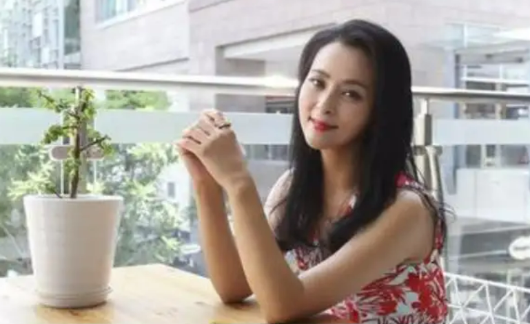 黄志忠|黄志忠何音离婚11年后，一个婚姻幸福，一个孤苦伶仃