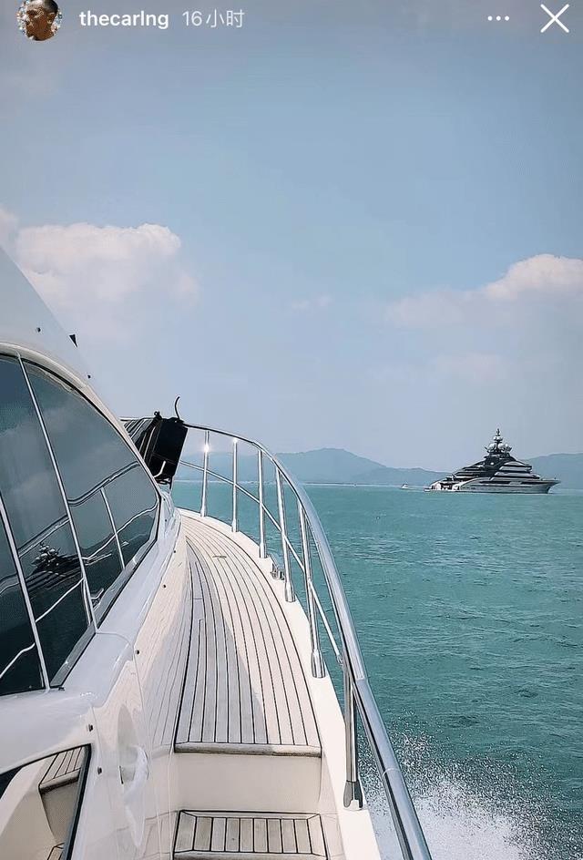 吴耀汉|吴耀汉儿子在海边玩得很开心!白发显沧桑,4位性感美女陪玩跳水