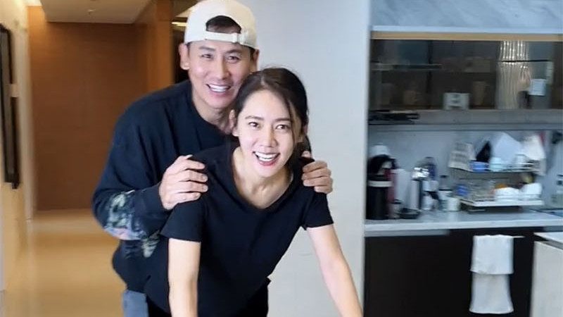 秋瓷炫|秋瓷炫平安夜秀恩爱，豪宅里体验猪八戒背媳妇好甜，光着脚穿T恤玩滑板车