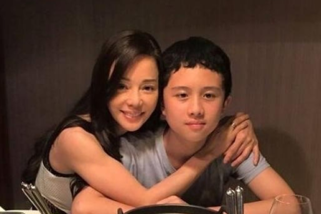 过度溺爱,导致儿子犯罪进监狱,现上节目为儿子喊冤,三观何在?