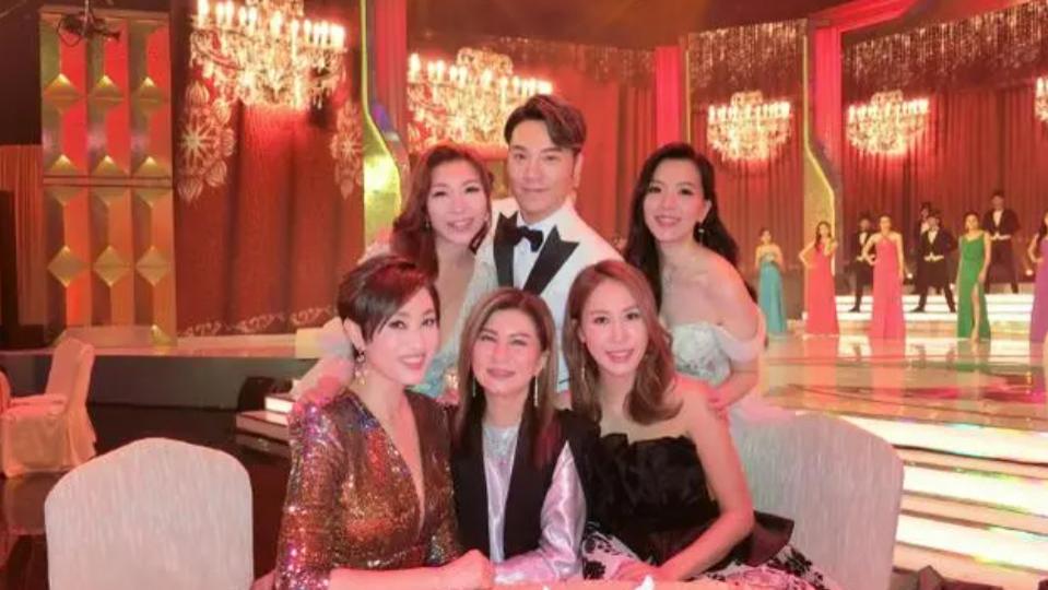 香港小姐|历任港姐齐聚！64岁朱玲玲黑蕾丝裙超丰满，56岁陈法蓉凹凸有致