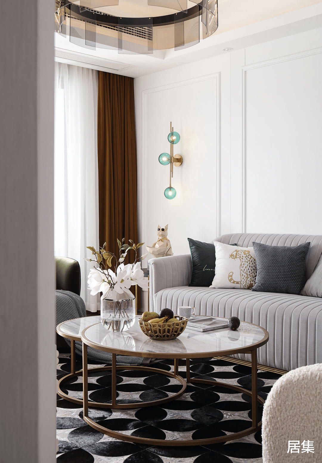 简单的配色，融入轻奢元素，混搭出时尚高档的精装小屋