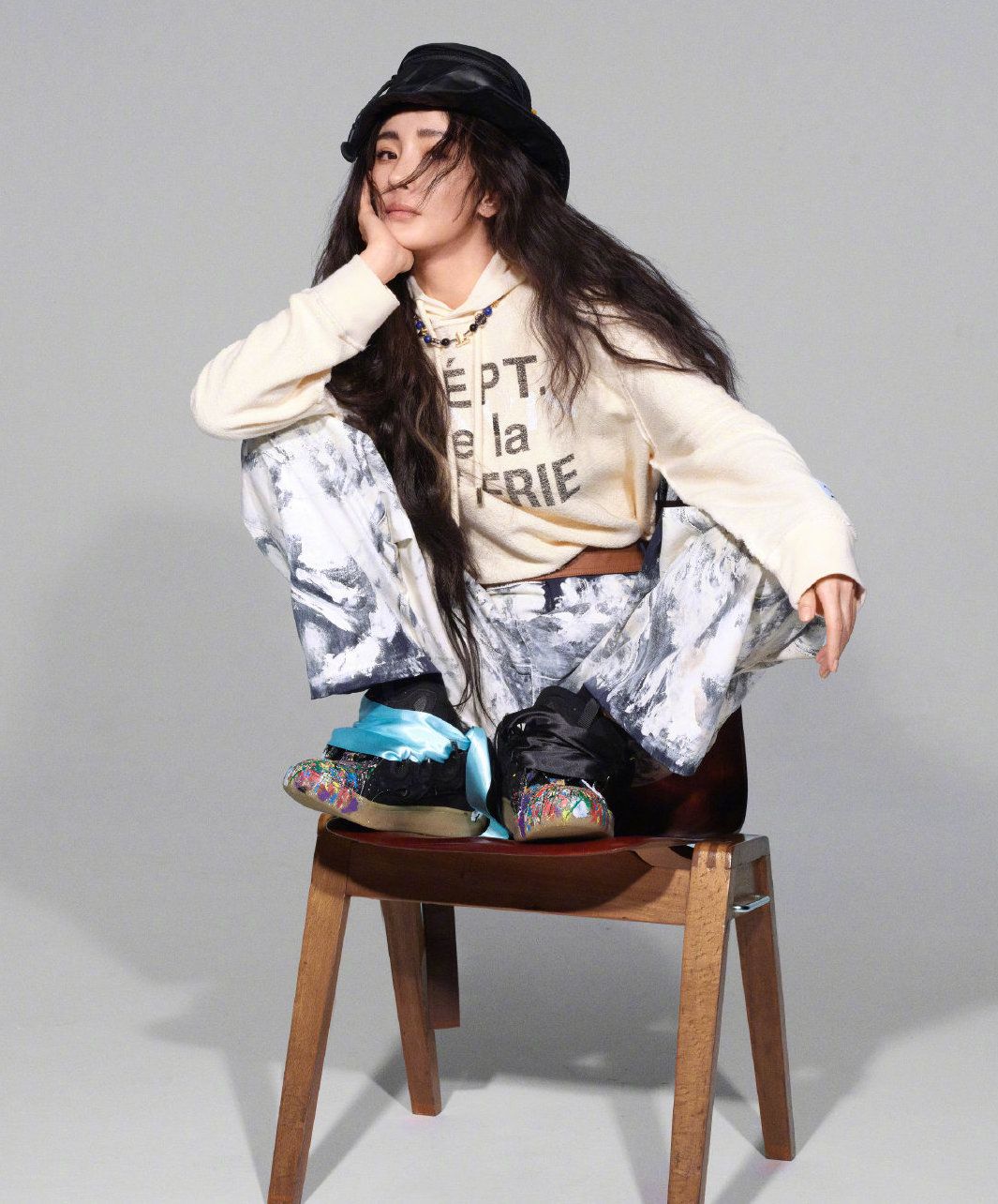 杨幂|35岁杨幂又拍写真了,小蛮腰大长腿真抢镜,头戴皮草似女海盗