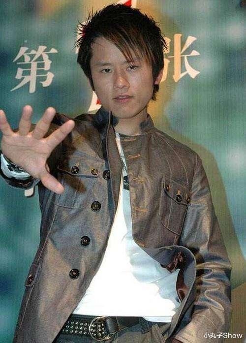 张杰|恩爱如初!谢娜张杰风波后合体高调走机场,穿情侣装举止格外亲密