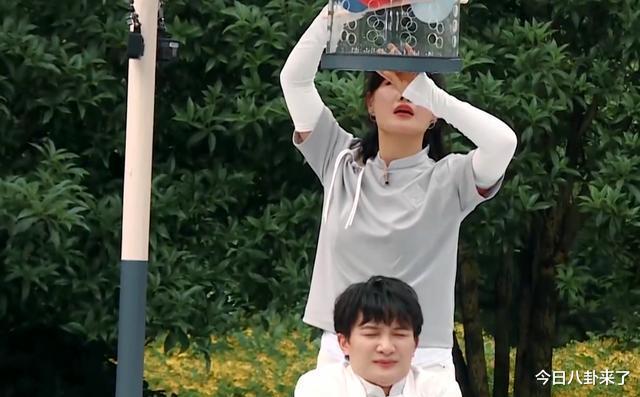 蔡徐坤|周深被综艺之神眷顾!蔡徐坤成功被金靖带偏,综艺拍成偶像剧感觉